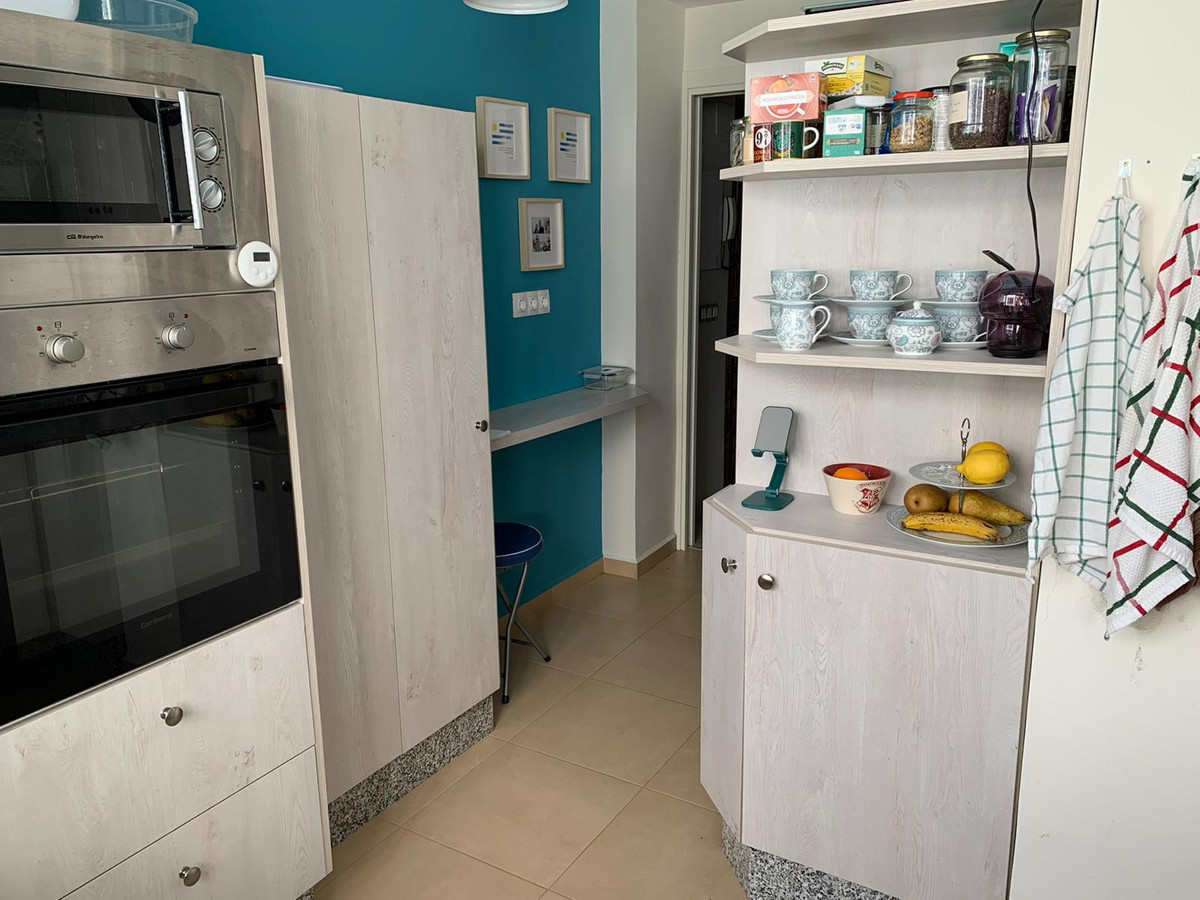 A superb apartment located in the heart of Torre del Mar, just 3 to 4 minutes walk from the beach and in walking distance to other local amenities:...