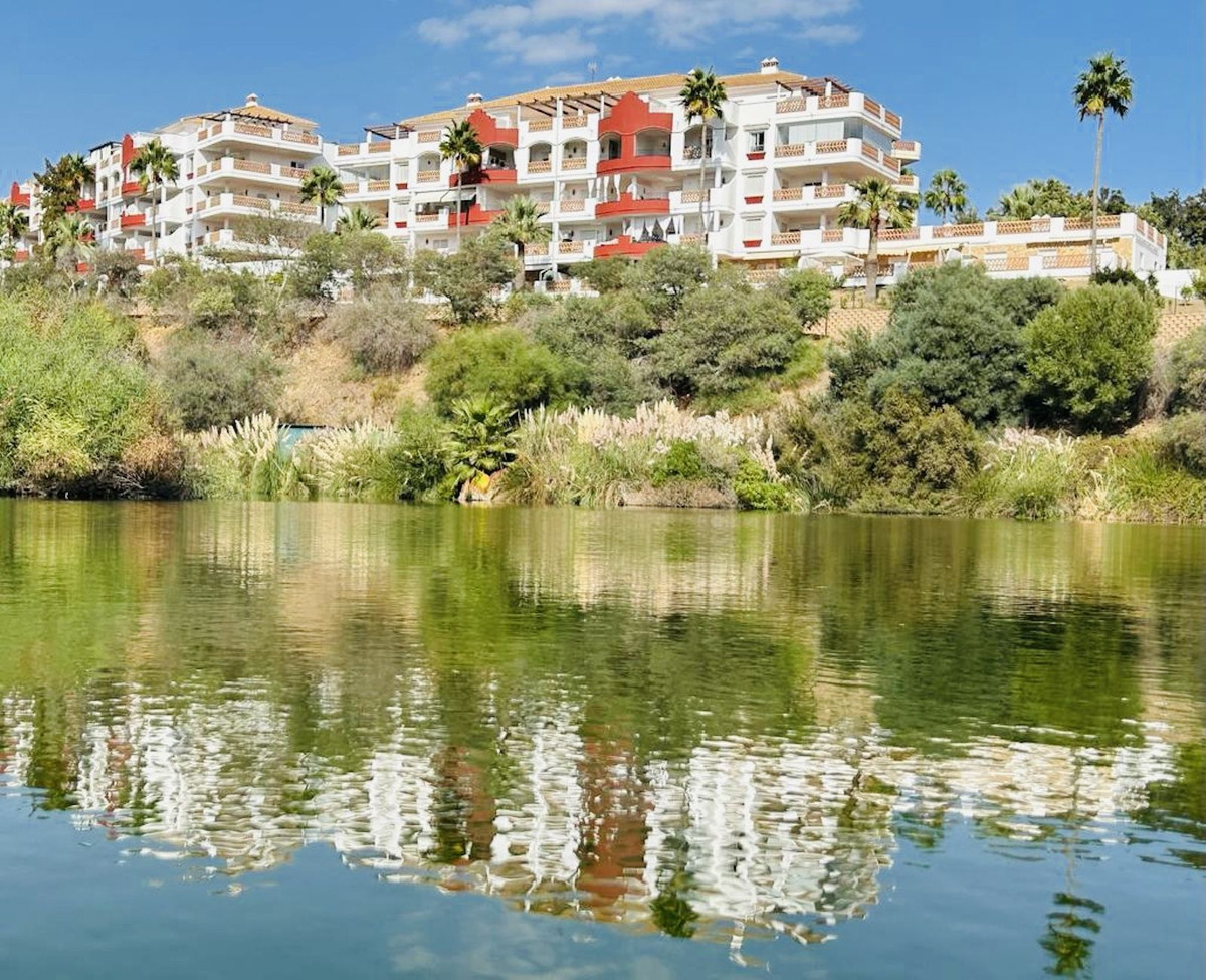 Middle Floor Apartment for sale in Riviera del Sol R4560139