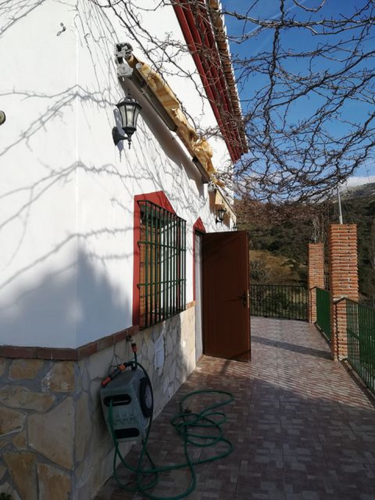 This very spacious country house is situated in the hills near the beautiful village of Alcaucín.