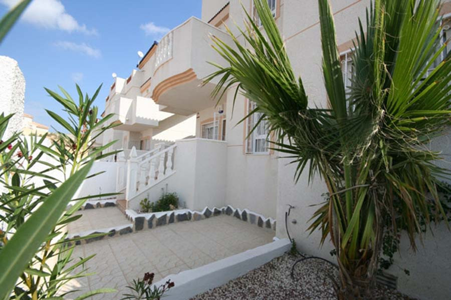 Stunning ground-floor apartment close to the famous 18 hole golf course "La Marquesa" in C, Spain