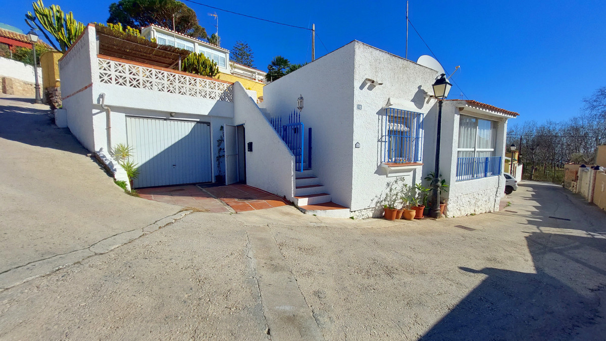 Charming bungalow for sale on the border of Fuengirola and El Faro, Mijas Costa. This is your chance, Spain