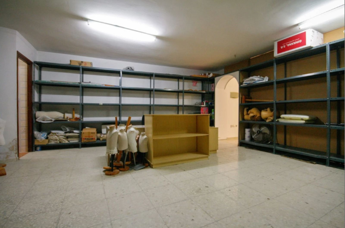 						Commercial  Shop
													for sale 
																			 in Coín
					