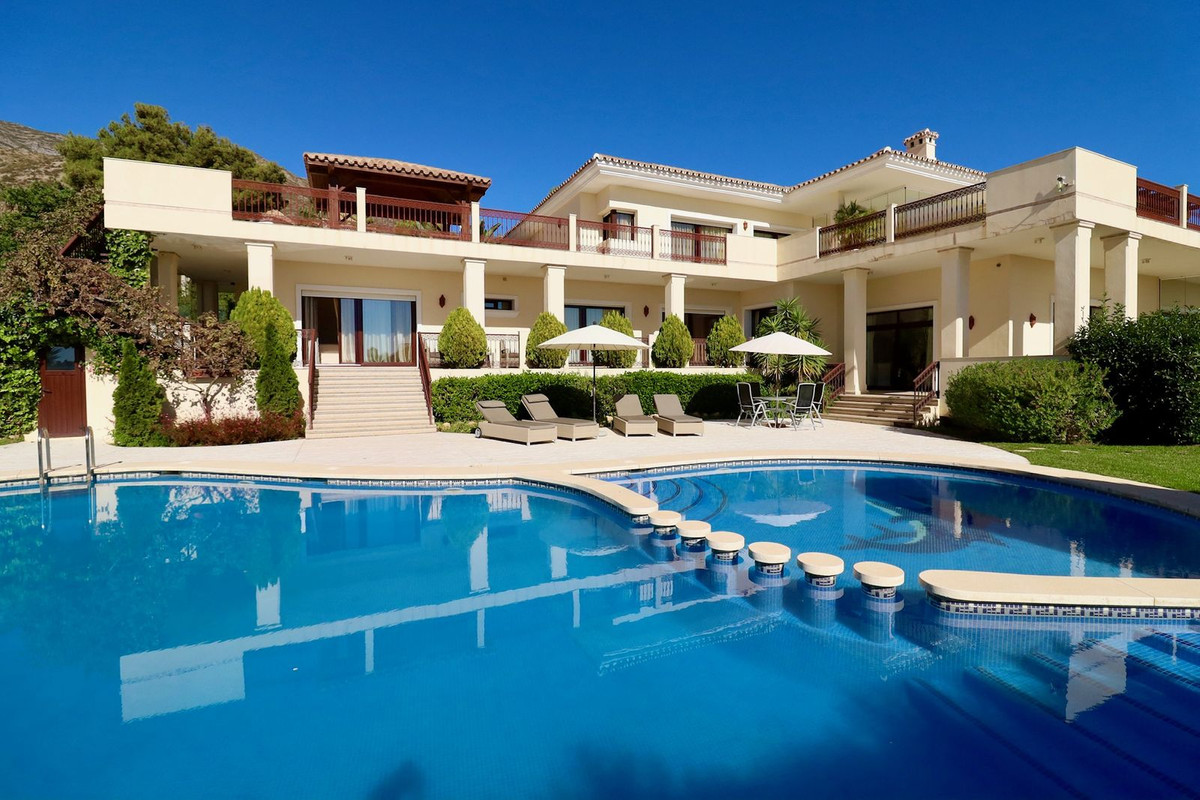 Detached Villa for sale in Sierra Blanca, Costa del Sol