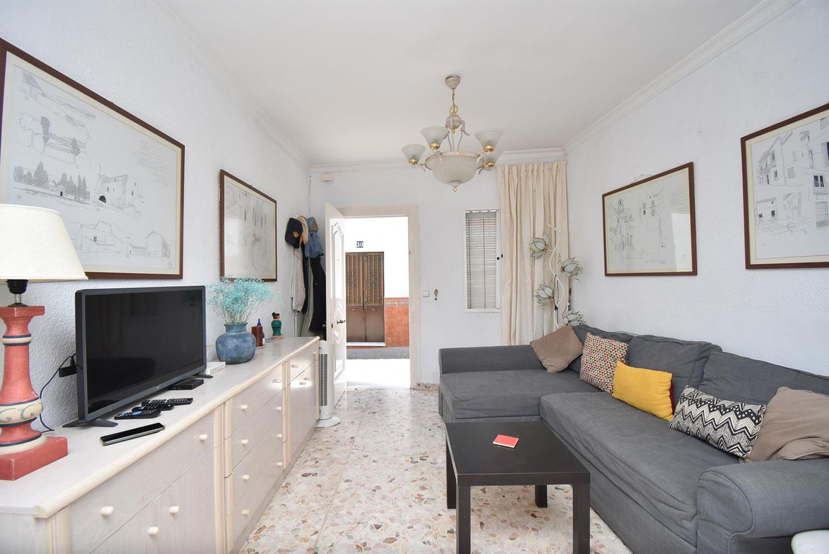 Delightful townhouse located in the historic part of town with roof top terrace overlooking the Andalucian countryside
