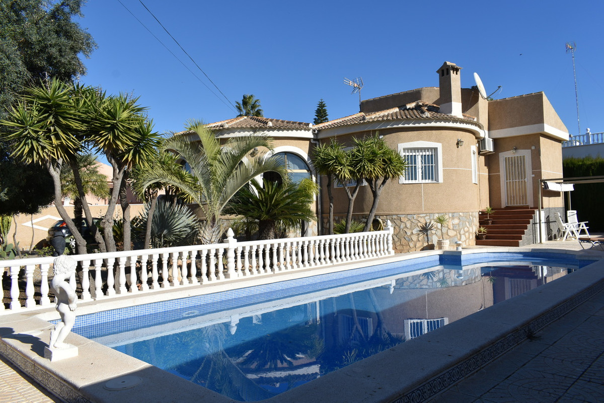 Welcome to this beautiful and spacious detached villa in San Luis. Huge plot of 800m2 with a house i, Spain