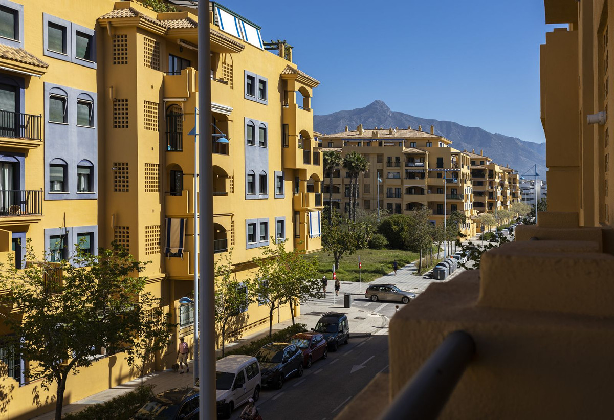 A marvelous apartment for sale in San Pedro de Alcantara, only 3 minutes away from the beach!
This 2, Spain