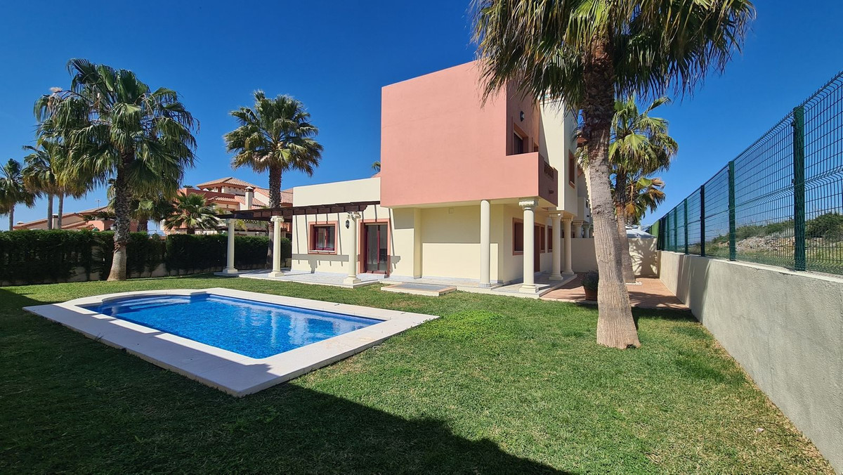 An opportunity to own a newly built semi detached home in the most sought after urbanizacion in Coin, Malaga.