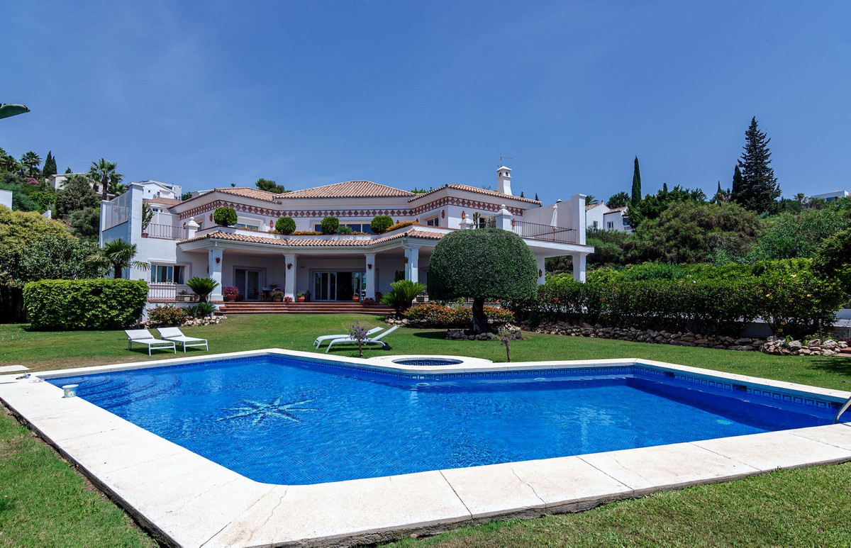 Stately villa with 6 bedrooms in El Paraiso with sea views

This stately and spacious south-facing v, Spain