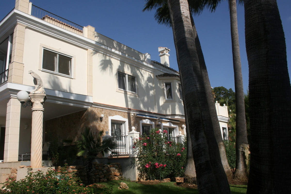 6 bedroom Villa For Sale in Hacienda Las Chapas, Málaga - thumb 22
