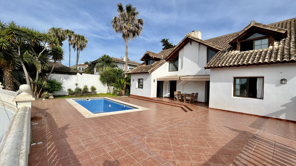 Villa for sale in Costalita, Estepona