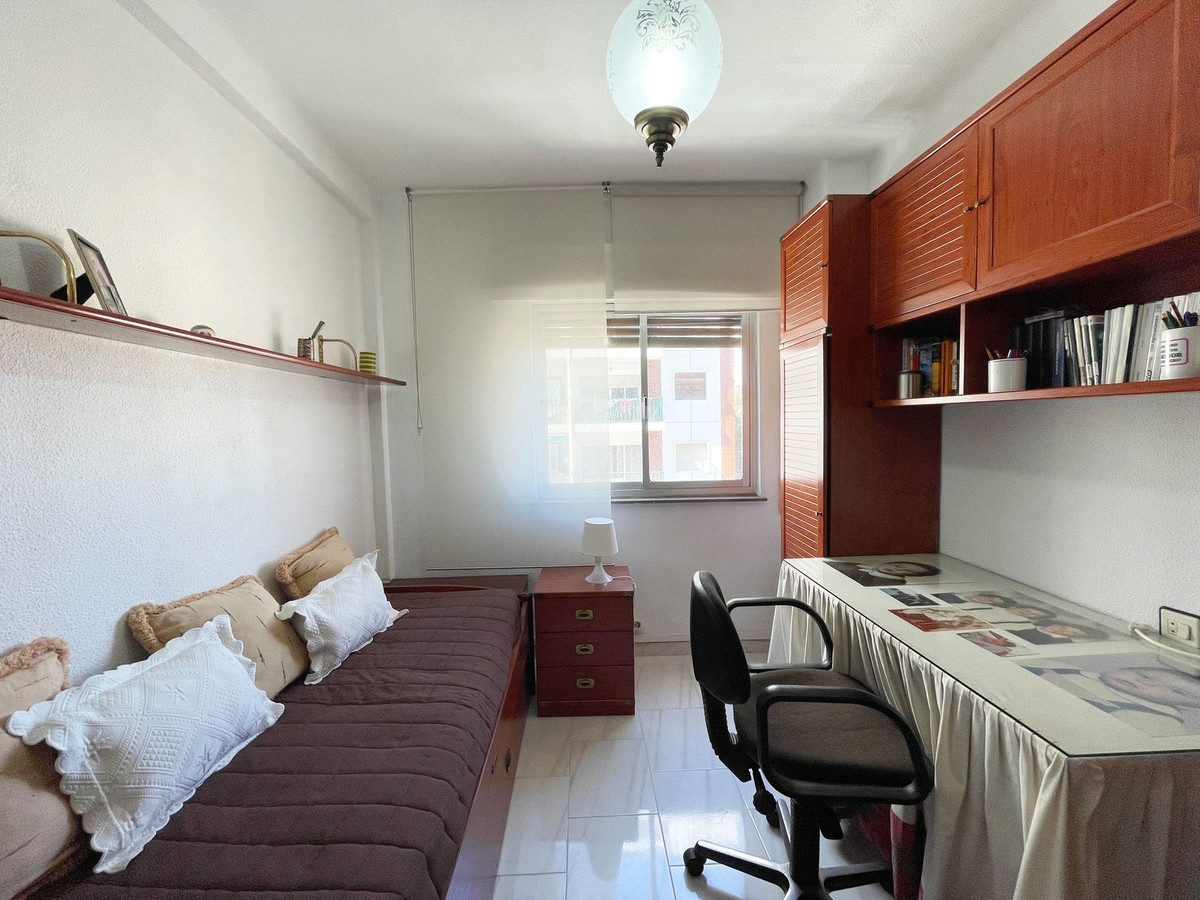 4 Bedroom Middle Floor Apartment For Sale Málaga