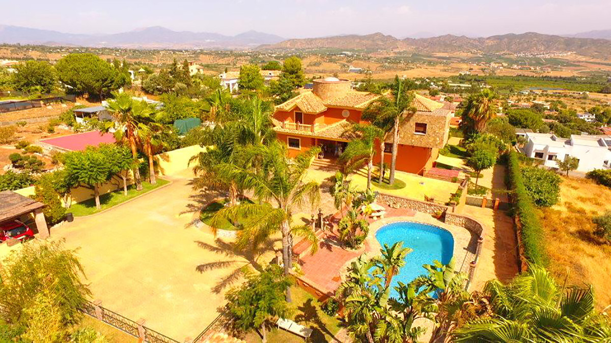 This villa is located a few minutes from the town of Alhaurin de la Torre, close to shops and amenities.