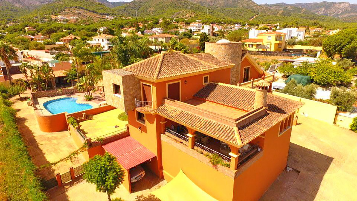 This villa is located a few minutes from the town of Alhaurin de la Torre, close to shops and amenities.