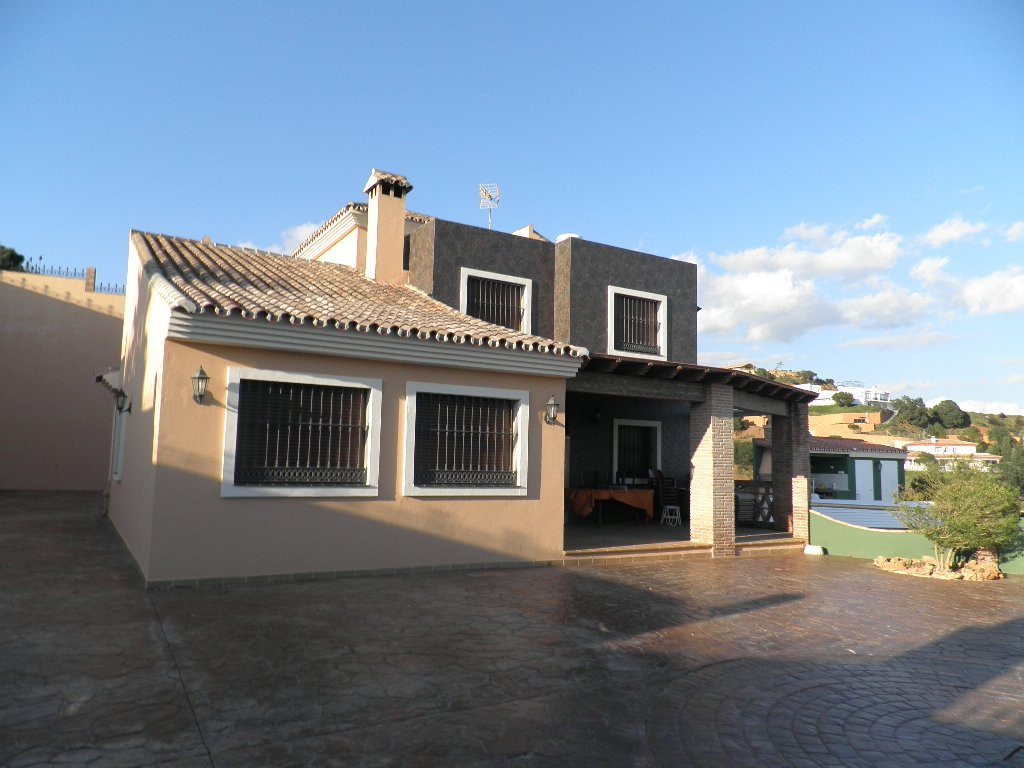 Detached Villa for sale in Estepona R4039246