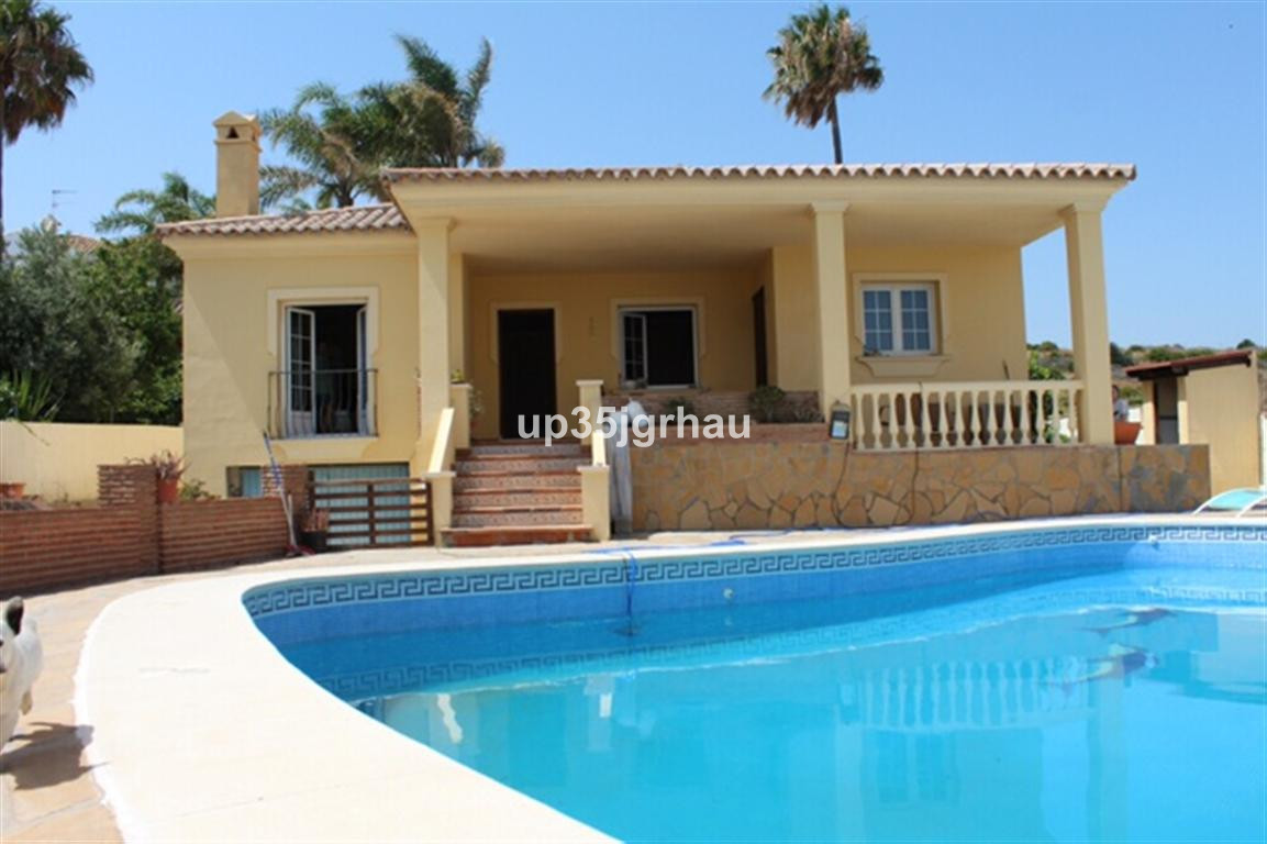 5 bedroom Villa For Sale in Estepona, Málaga - thumb 1