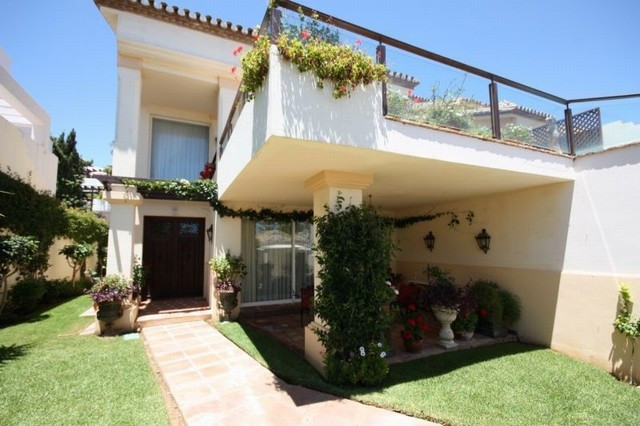 4 bedroom Villa For Sale in Marbella, Málaga - thumb 1