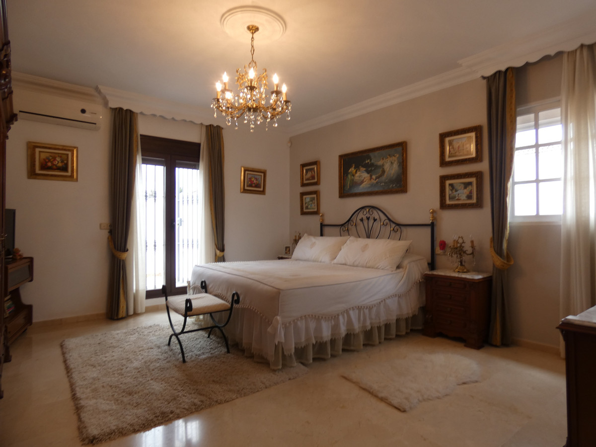 4 bedroom Villa For Sale in Alhaurín el Grande, Málaga - thumb 18
