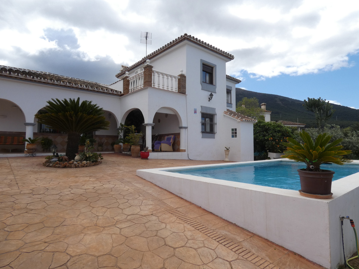 Fabulous high quality modern detached villa, situated in a cul-de-sac within easy walking distance to the village but at the same time it also offe...