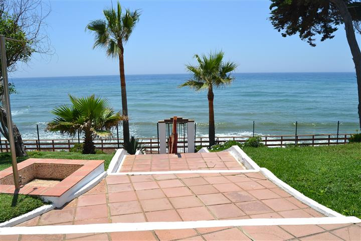 Great opportunity to buy a Beachside Studio in Algaida, Calahonda.  Front Line  beach complex with d, Spain