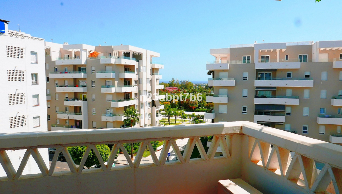 Spacious 4 bedroom apartment in La Campana, Nueva Andalucía, a high growth area due to its proximity to Puerto Banus and the beach.