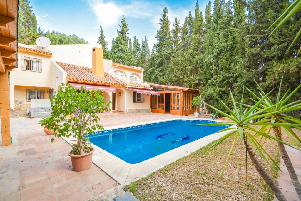 Nice villa with 100% privacy in Campo Mijas.

It is distributed in 2 floors as follows:
Ground floor, Spain