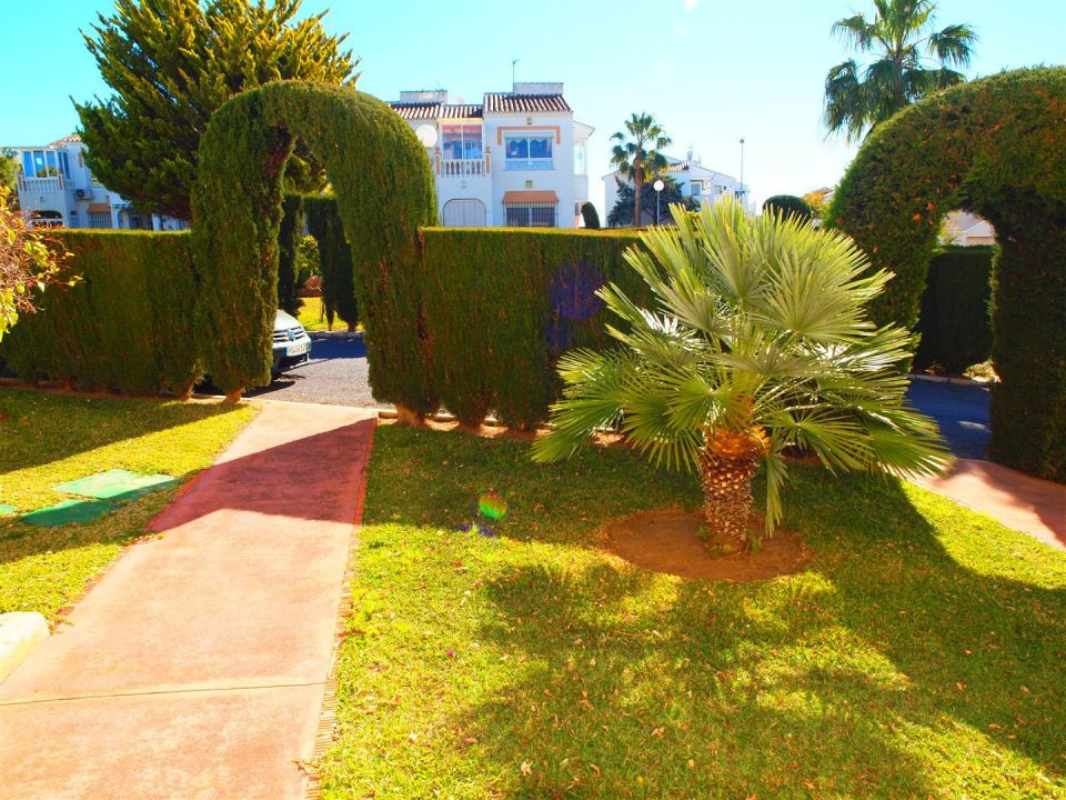 Beautiful apartment in one of the best urbanisation in Torrox Costa, it has a living/dining room overlooking the garden, a kitchen, a bedroom with...