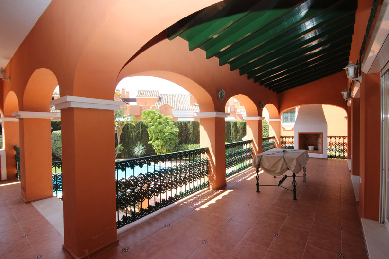 4 bedroom Villa For Sale in Bahía de Marbella, Málaga - thumb 5