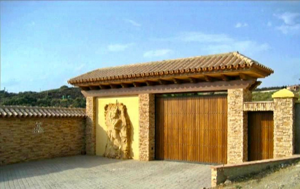 5 bedroom Villa For Sale in Estepona, Málaga - thumb 2