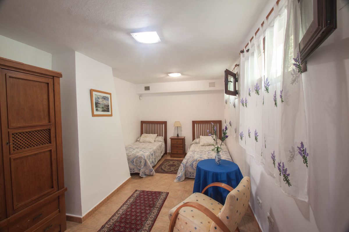 5 bedroom Villa For Sale in Estepona, Málaga - thumb 21