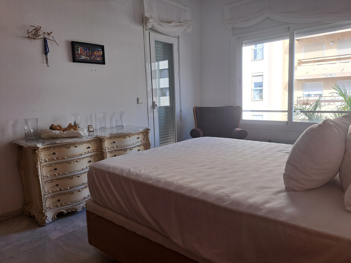 Apartamento con 6 Dormitorios en Venta Estepona