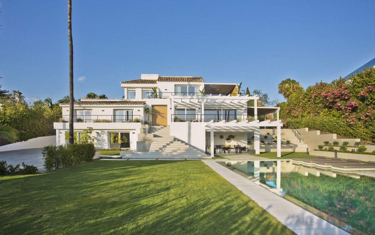 Detached Villa for sale in Nueva Andalucía, Costa del Sol
