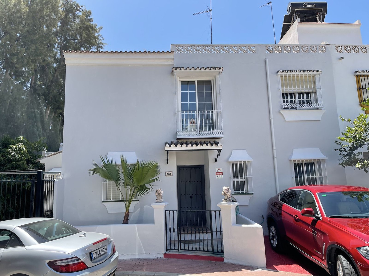 Townhouse for sale in Nueva Andalucía, Costa del Sol