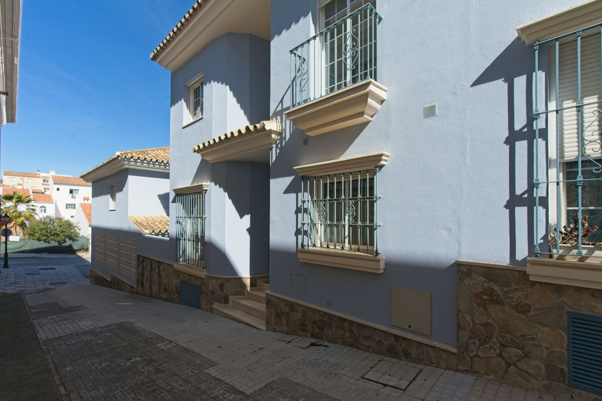 NICE TOWNHOUSE IN THE CENTRE OF PUEBLO NUEVO DE GUADIARO. This property is in the village with easy , Spain