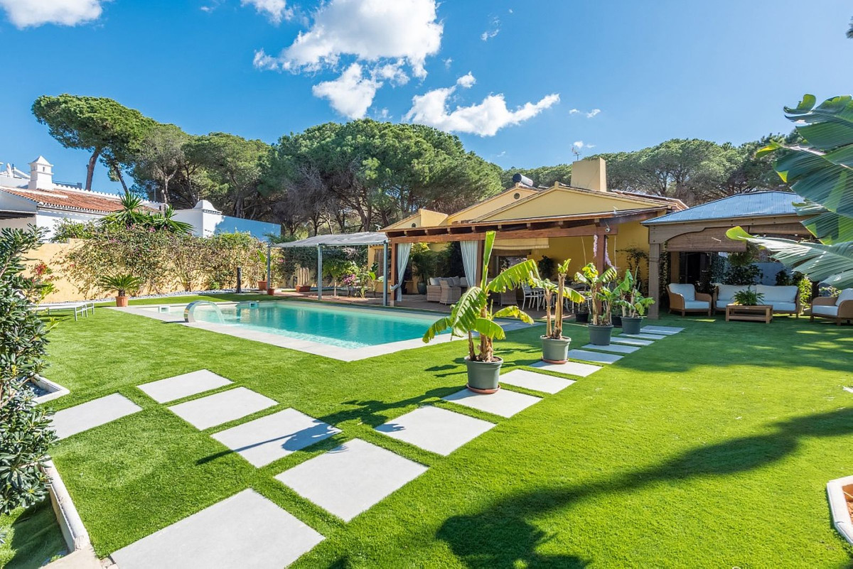 This beautiful single-storey villa has just been completely renovated, there is no obstacle walking , Spain