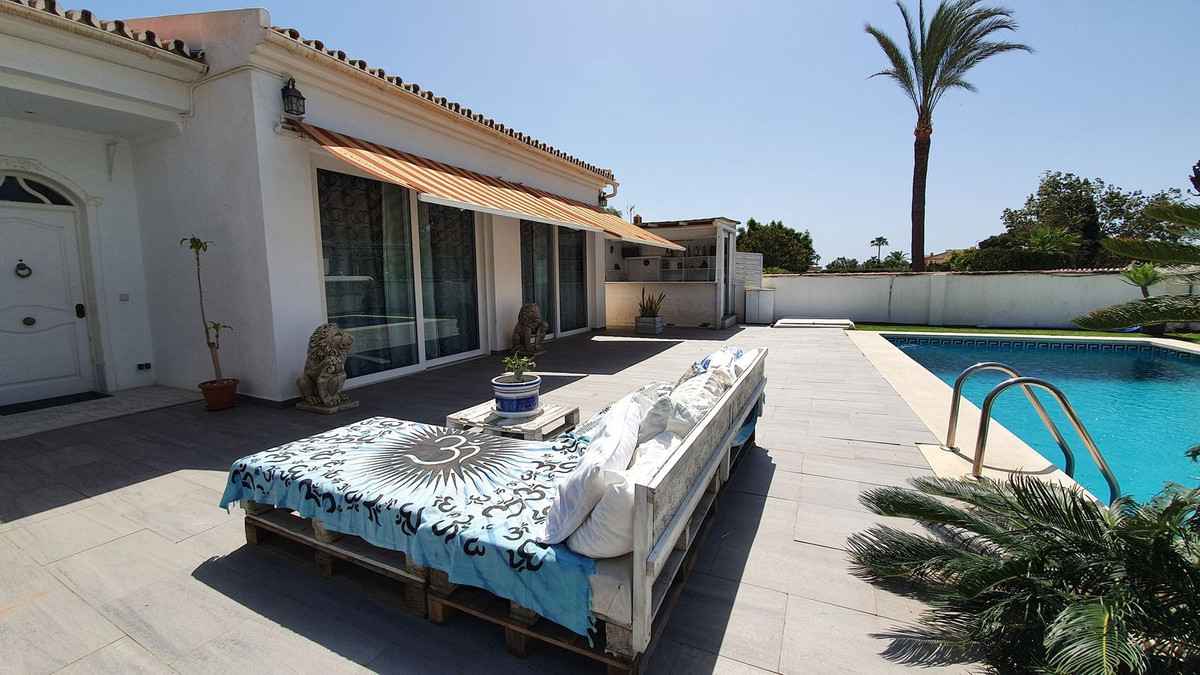 Lovely one level Villa in perfect condition located in a nice urbanization near Arroyo de la Miel wi, Spain