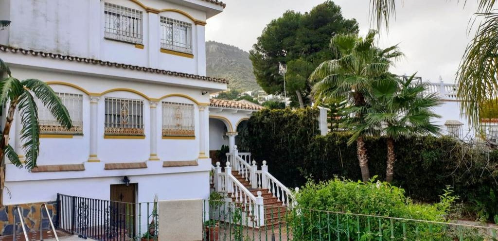 2936-V  Villa in Alhaurin de la Torre located in a privileged environment.