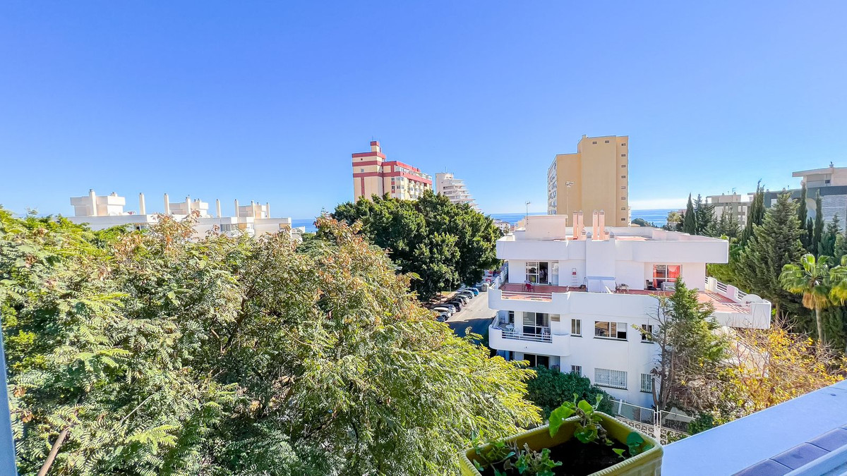 This stunning 2-bedroom apartment is located in the sought-after area of Arroyo de la Miel in centra, Spain