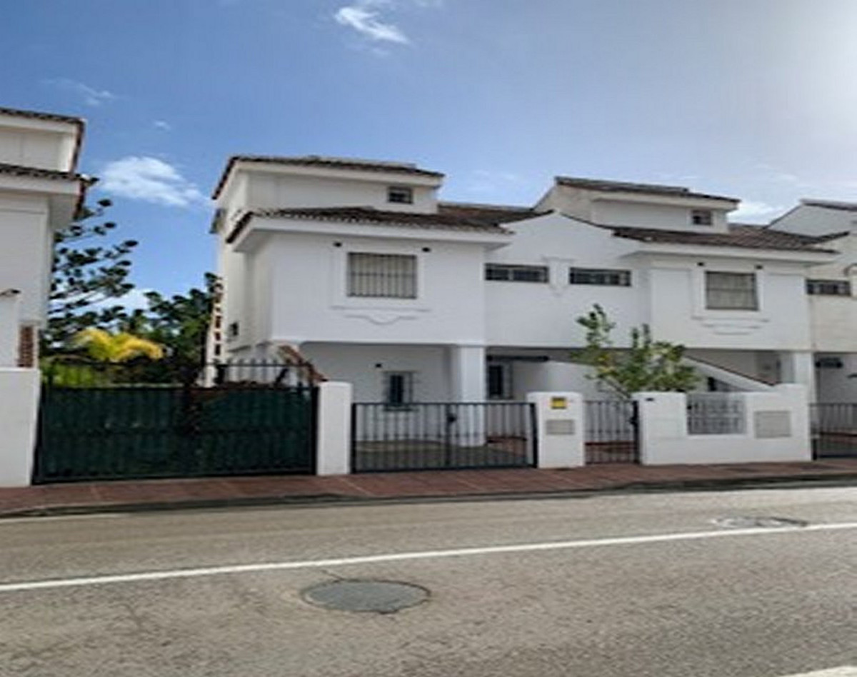 Townhouse in Nueva Andalucía R4674280