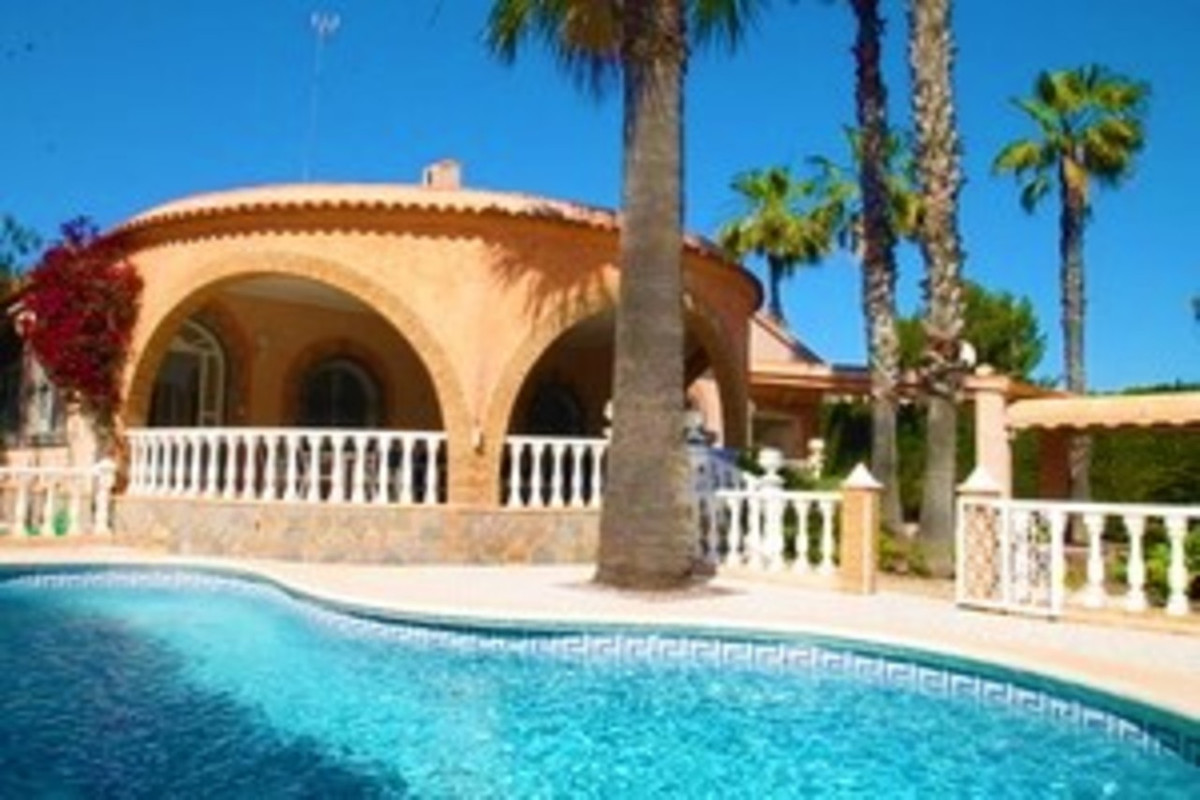 Magnificent Mediterranean-style Villa with 4 bedrooms and 3 bathrooms, built on an 800 m2 plot, in t, Spain