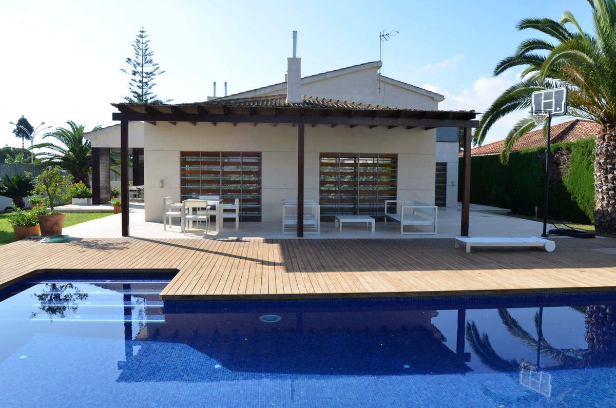 Six Seconds Properties offers you this villa in a spectacular location in Orihuela Costa, Costa Blan, Spain