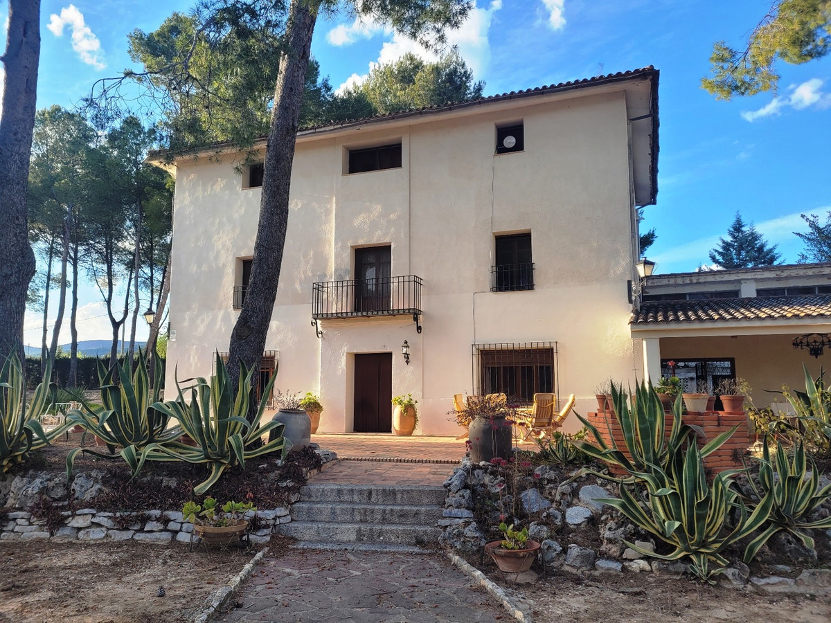 Welcome to this very special and well preserved finca with a total of 872m2 build on a plot of 25.49, Spain