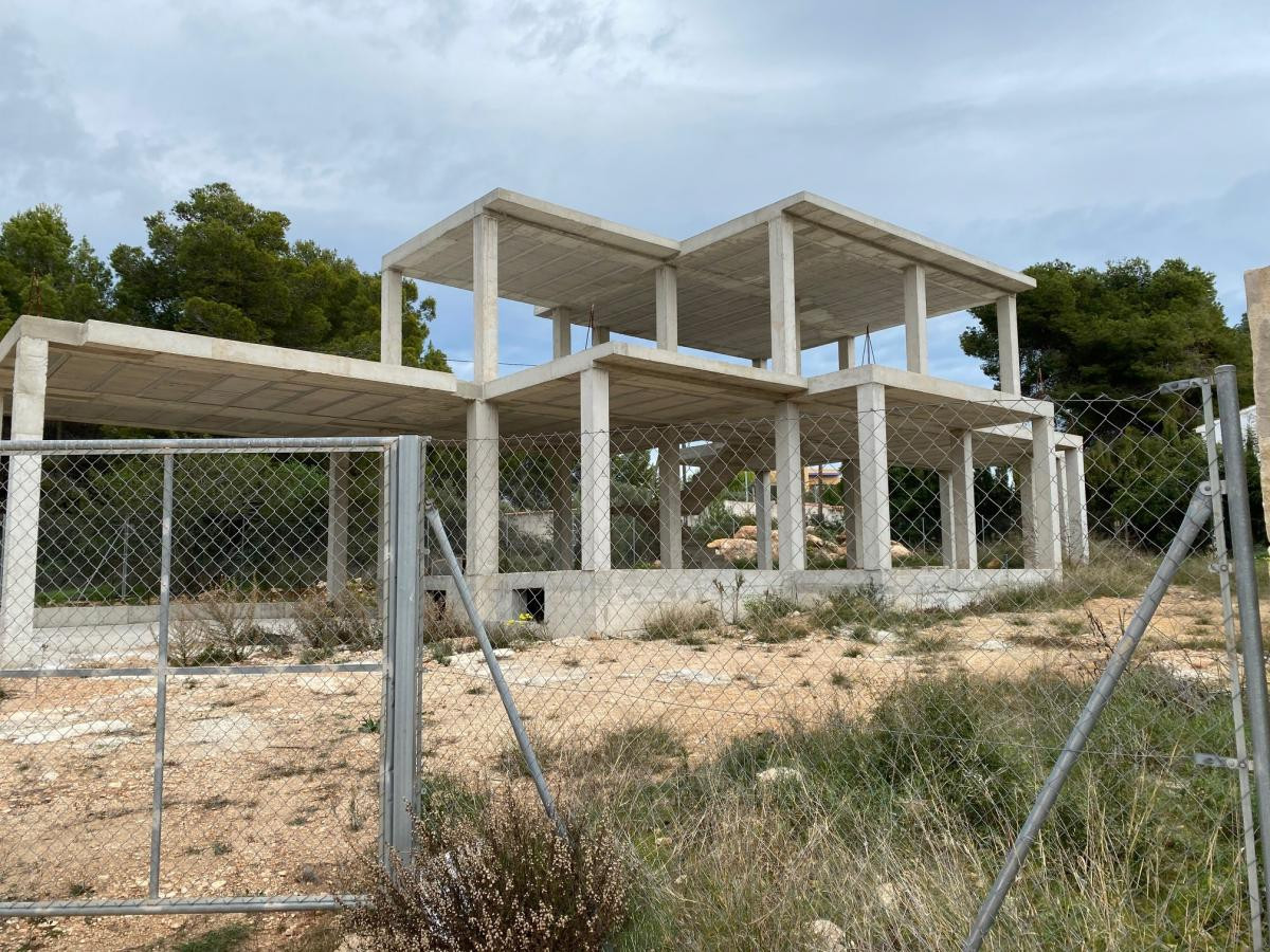 With concrete structure that has already been executed, building license paid, architect and surveyo, Spain