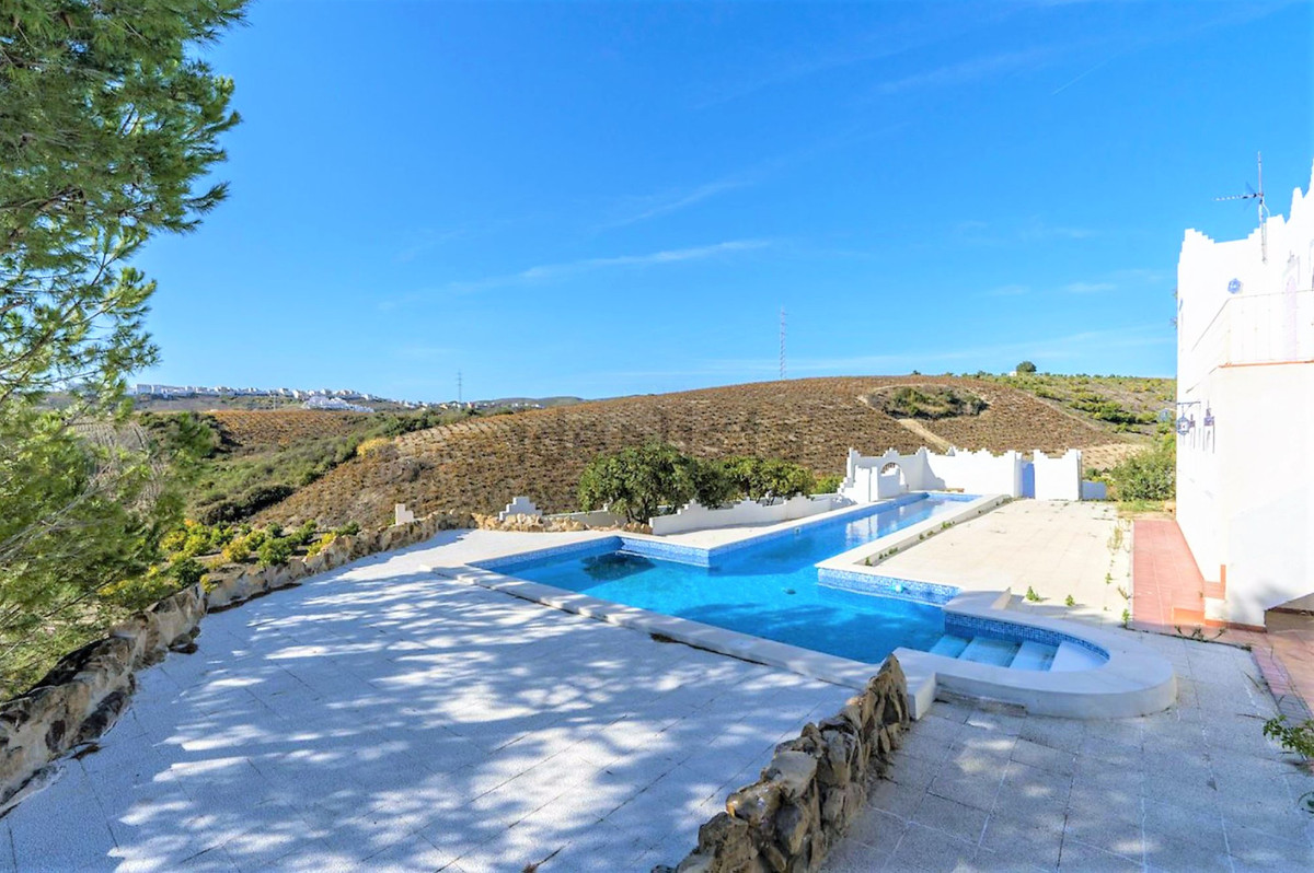 BEAUTIFUL COUNTRY HOUSE WITH SWIMMINGPOOL, CAVE and LARGE PLOT.