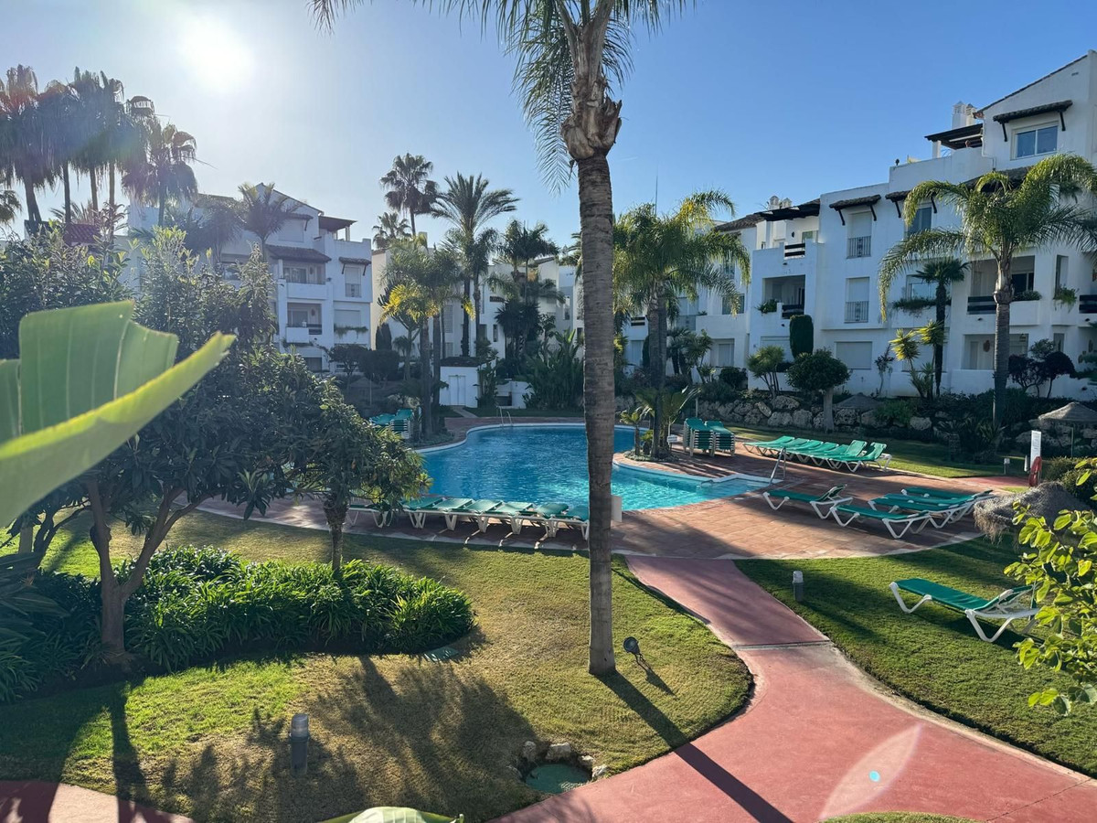 Middle Floor Apartment for sale in Estepona R4717177