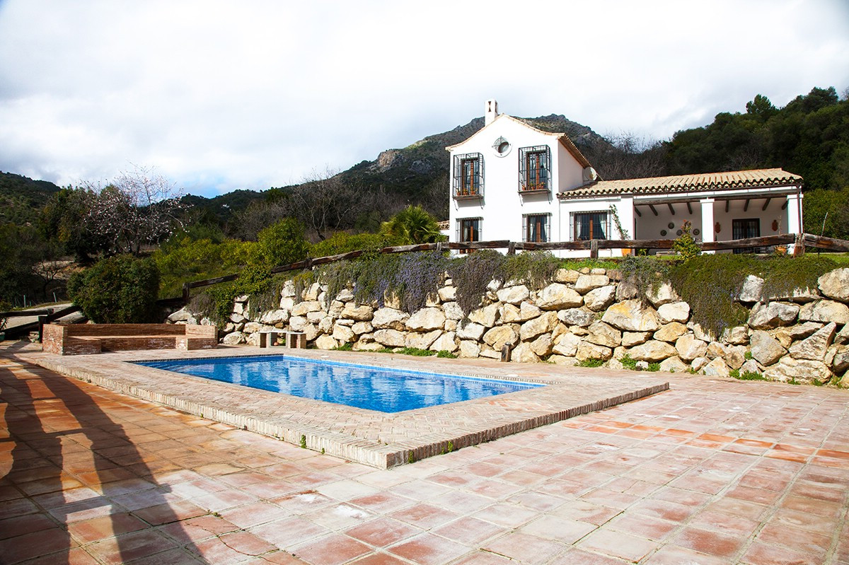 Stunning country home, in the Gaucin village area for sale, with 30.000m plot and sea views.Only 40 minutes drive from Marbella, 25 minutes from Es...