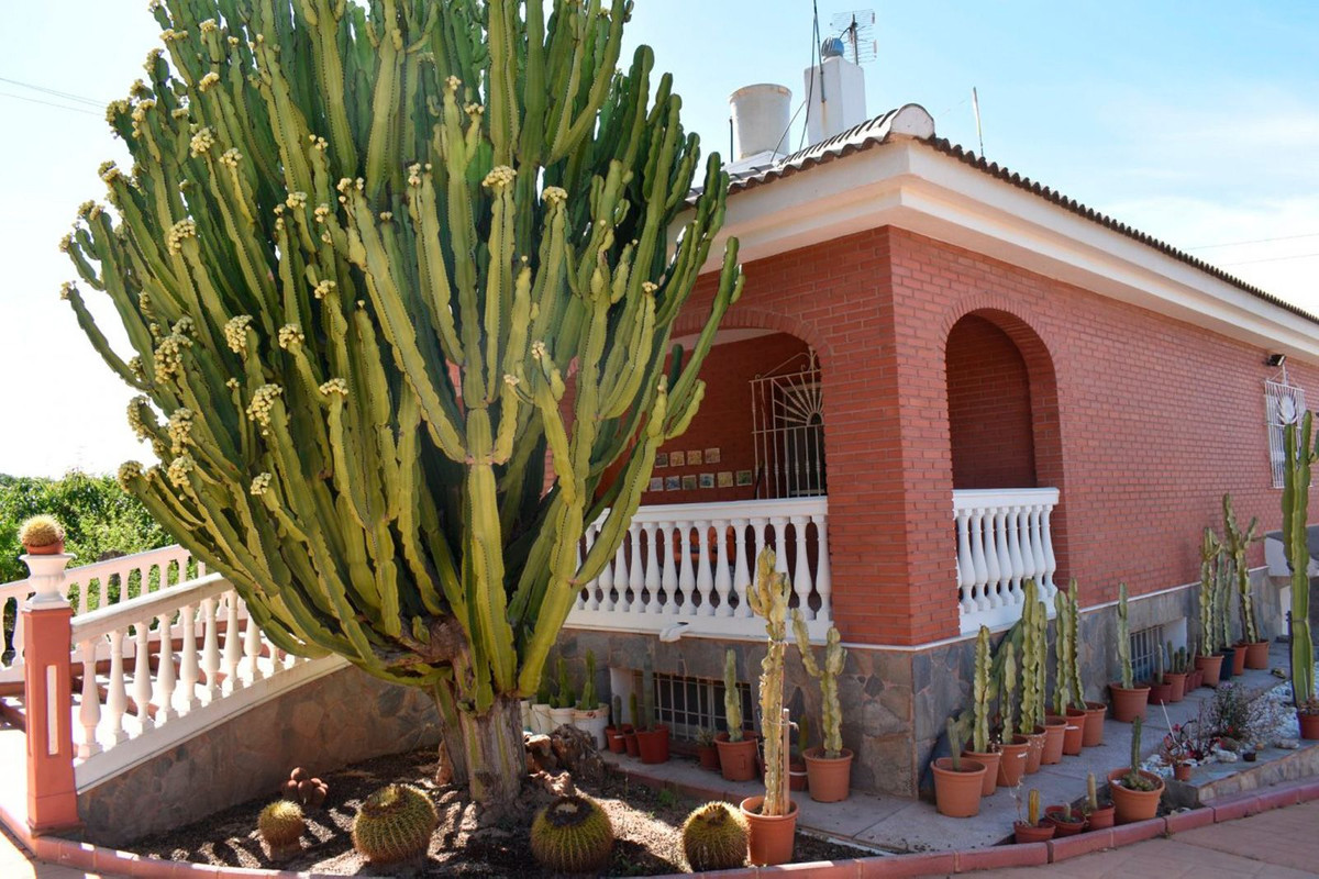 Country house located on the outskirts of Alhaurin el Grande, just 5 minutes from the town and from a golf course.