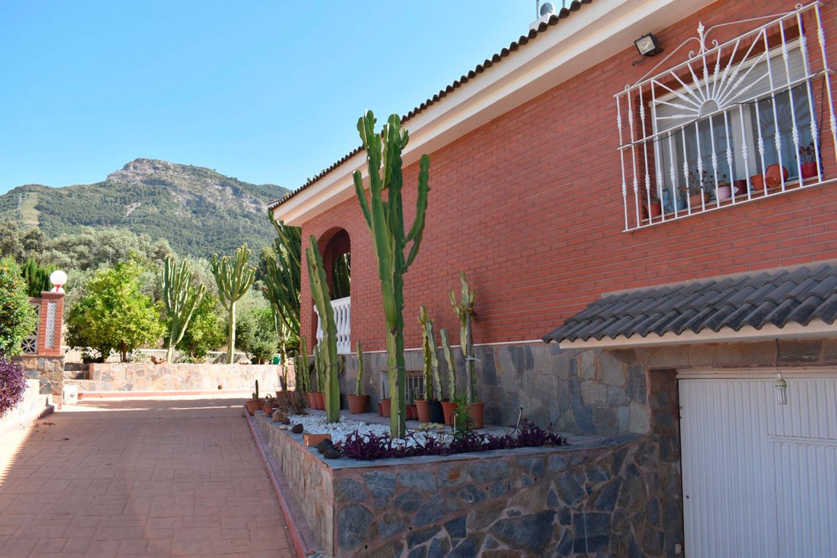 Country house located on the outskirts of Alhaurin el Grande, just 5 minutes from the town and from a golf course.