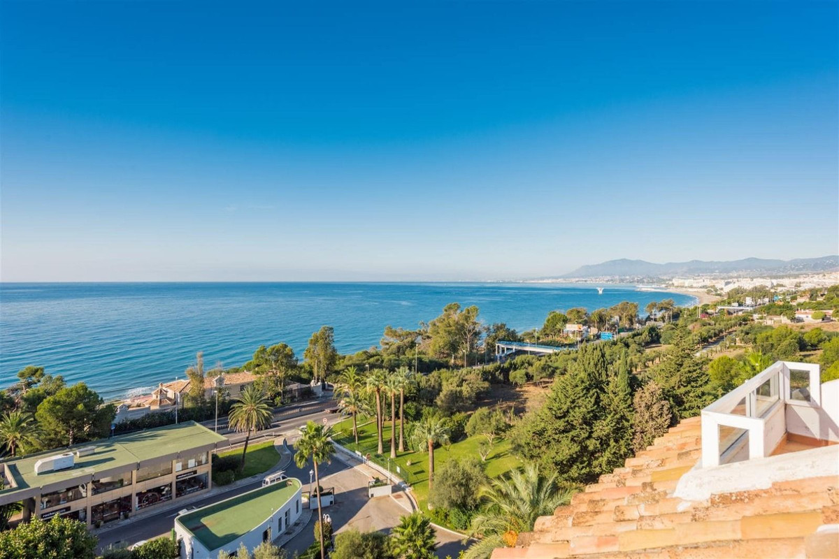Bright duplex penthouse in Rio Real.

Excellent property located in Marbella East, in one of the mos, Spain