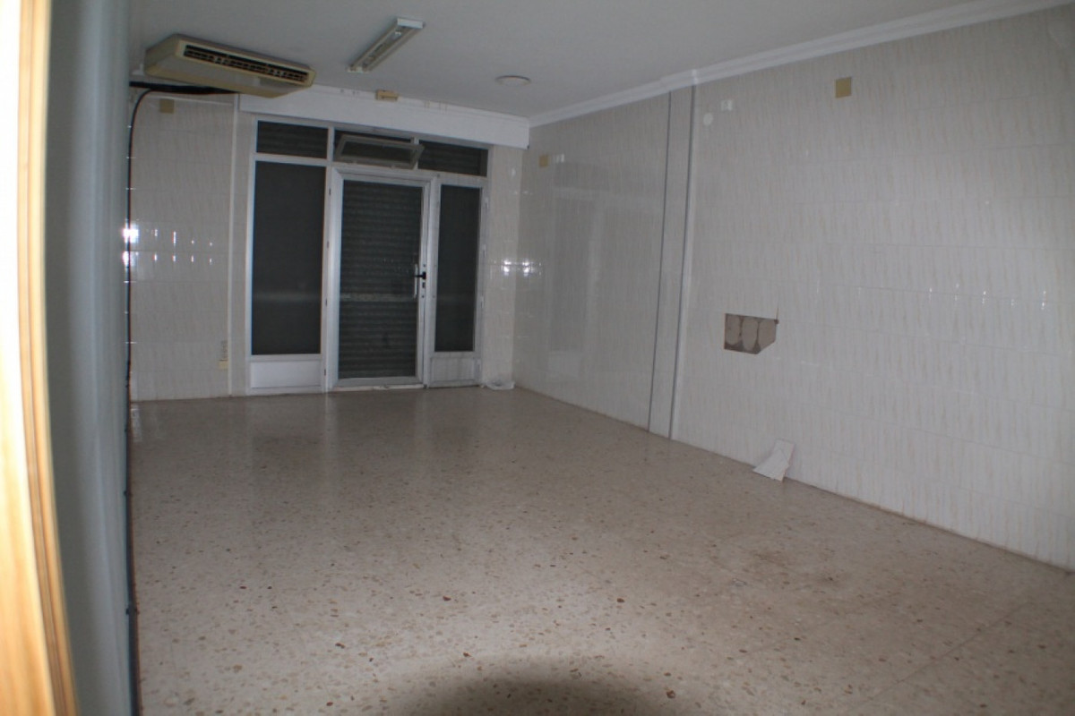 Commercial area in court with 90m2 with two toilets, this diaphanous to mount any type of business. , Spain