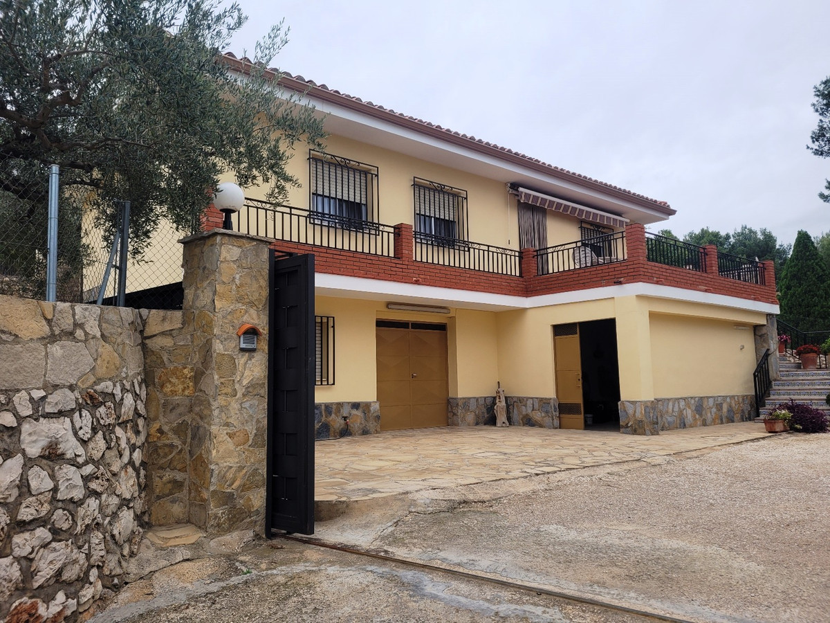 Very close to the town of Ontinyent, we find this gated country house with a total build of 259m2 on, Spain